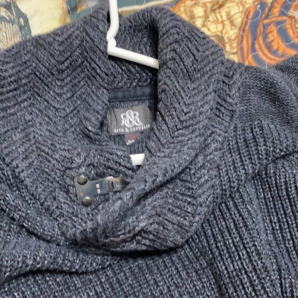 Sweaters - Picture 4 of 4